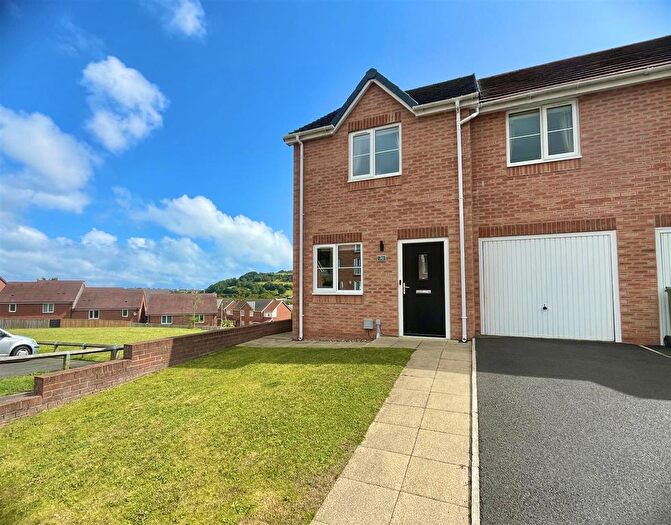 4 Bedroom Semi-Detached House For Sale In Phoenix Drive, Scarborough, YO12