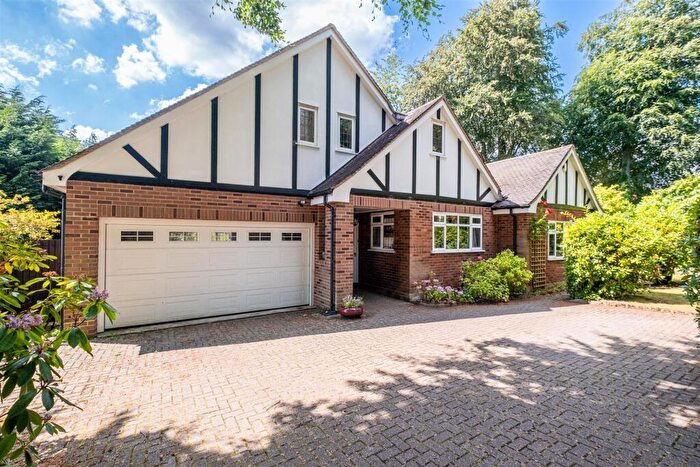 3 Bedroom Detached House For Sale In Wentworth Road, Four Oaks Park, B74