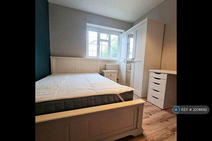 3 Bedroom Flat To Rent In Moray House, London, E1