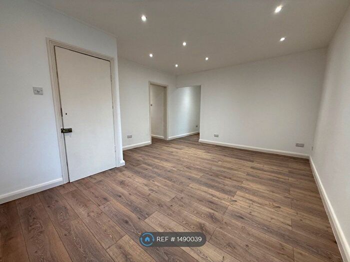 2 Bedroom Flat To Rent In Tooting High Street, London, SW17