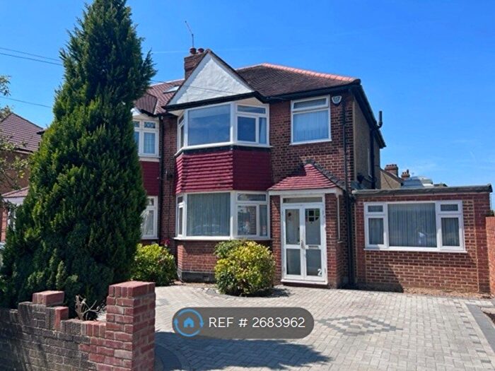 4 Bedroom Semi Detached House To Rent In Mossville Gardens, Morden, SM4