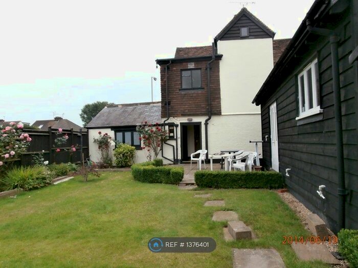 2 Bedroom Flat To Rent In Radlett Road, Frogmore, St. Albans, AL2