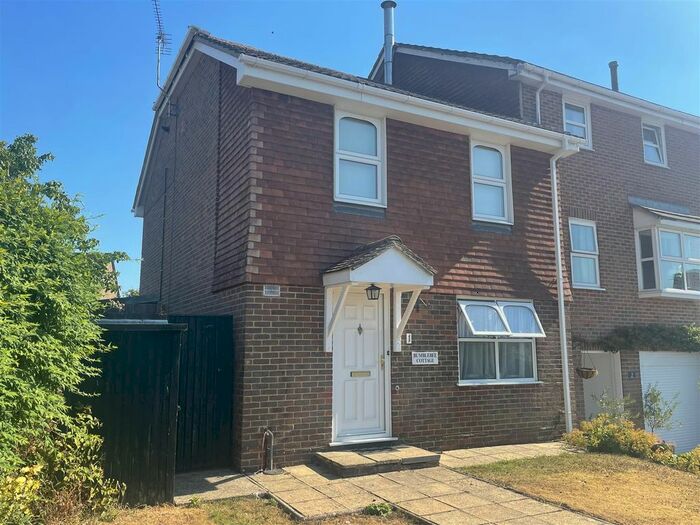 3 Bedroom Property To Rent In Bennetts Mews, Tenterden, TN30