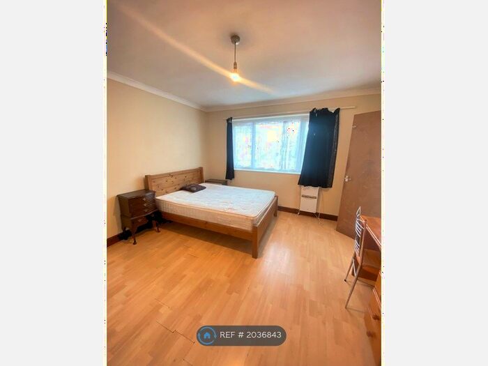 3 Bedroom Flat To Rent In Feltham, Feltham, TW14