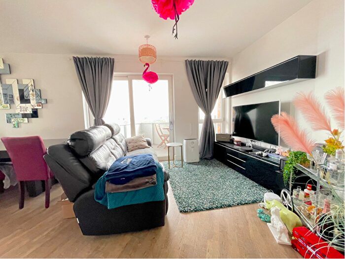 2 Bedroom Flat To Rent In Hannaford Walk, London, E3