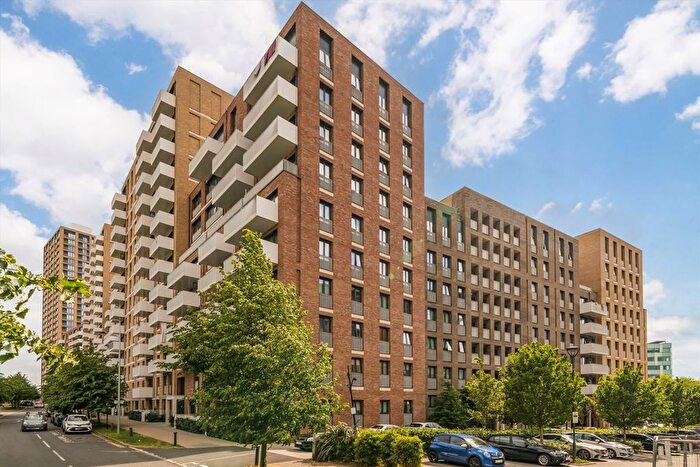 2 Bedroom Flat To Rent In Lakeside Drive, Acton, NW10