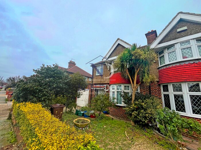 3 Bedroom Semi-Detached House To Rent In Blossom Waye, Heston, Hounslow, TW5
