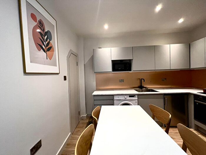2 Bedroom Flat To Rent In Clarence Villas, Hawks Road, KT1