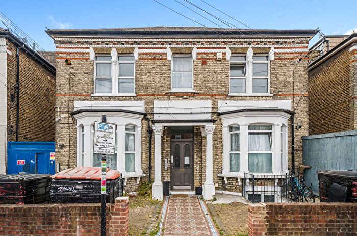 2 Bedroom Flat To Rent In Longley Road, London, SW17