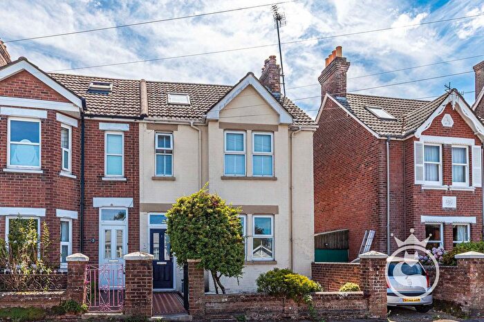 3 Bedroom End Of Terrace House For Sale In Tatnam Road, Poole, BH15