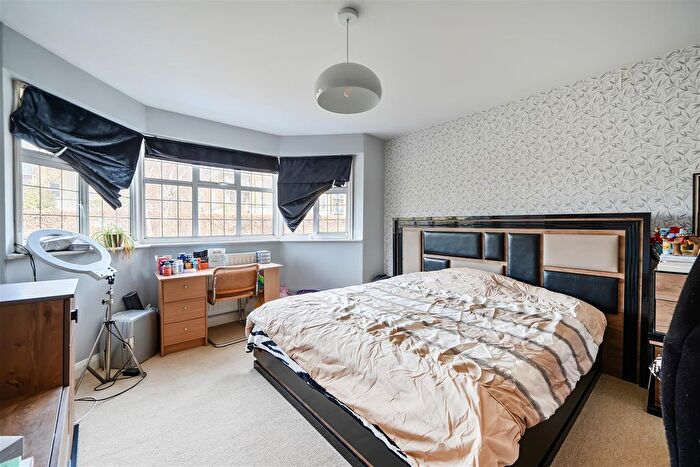 3 Bedroom Detached House For Sale In Randalls Road, Leatherhead, KT22