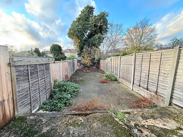 2 Bedroom Flat To Rent In Ilford, IG3