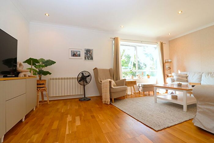2 Bedroom Flat To Rent In Hook Road, Surbiton, KT6