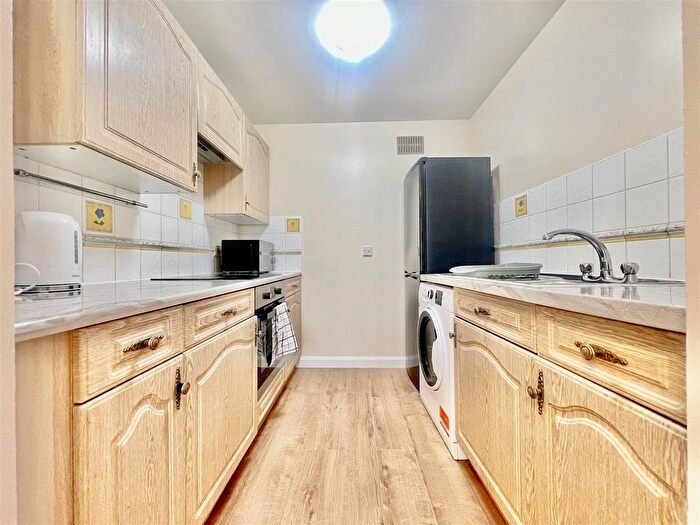 2 Bedroom Flat To Rent In Nuffield Court, Heston, TW5