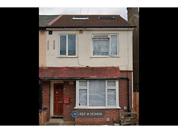 3 Bedroom Maisonette To Rent In Cromwell Road, Hayes, UB3