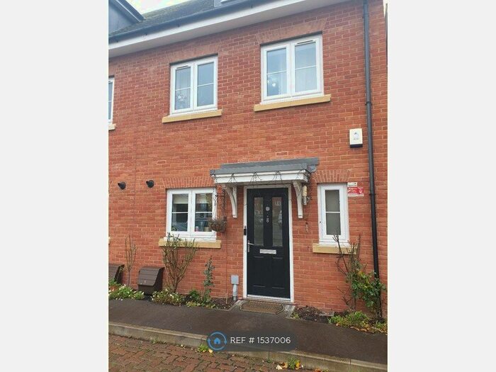 3 Bedroom Semi-Detached House To Rent In Denton Way, Slough, SL3