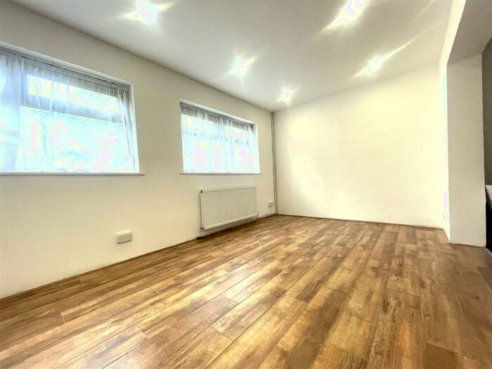 4 Bedroom Semi-Detached House To Rent In Percy Gardens, Enfield, EN3