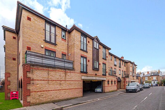 2 Bedroom Flat For Sale In Hardman Road, Kingston Upon Thames, KT2