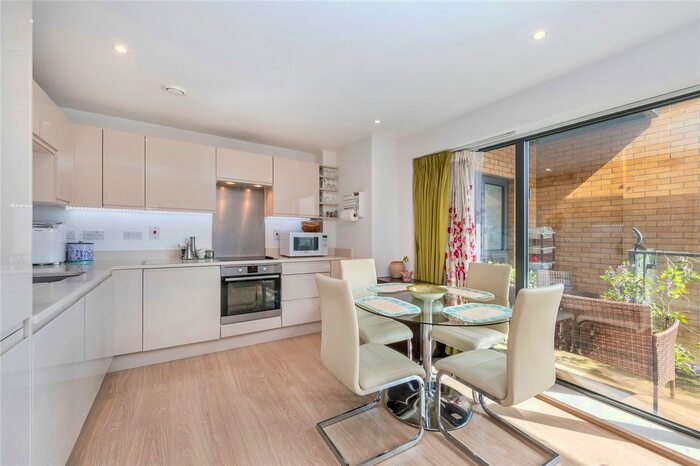 2 Bedroom Flat To Rent In Knightley Walk, London, SW18