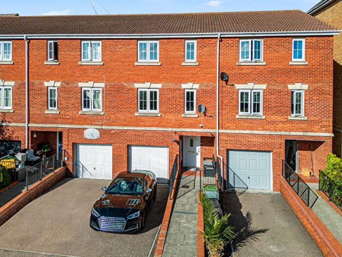 4 Bedroom Town House For Sale In Fenners Marsh, Gravesend, DA12