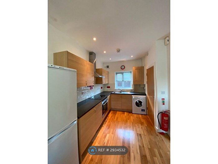 2 Bedroom Flat To Rent In Bronwydd Road, Carmarthen, SA31