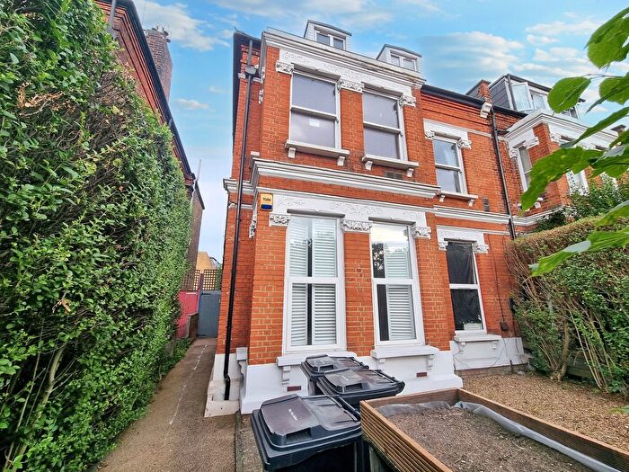 1 Bedroom Flat To Rent In Hollybush Hill, Wanstead, E11