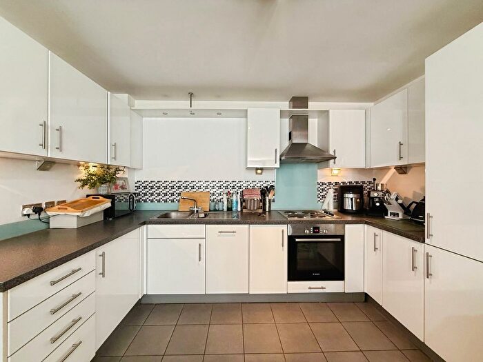1 Bedroom Flat For Sale In Napier Road, Crowthorne, Berkshire, RG45