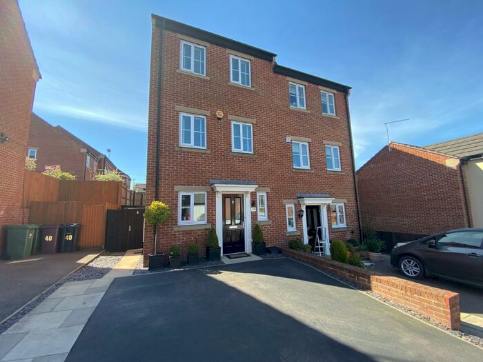 4 Bedroom House To Rent In East Street, Doe Lea, S44