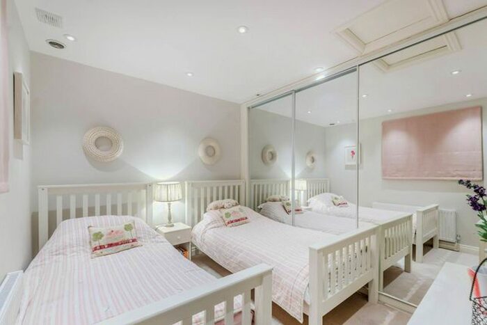 3 Bedroom Flat For Sale In Sloane Gardens, Sloane Square, London, SW1W
