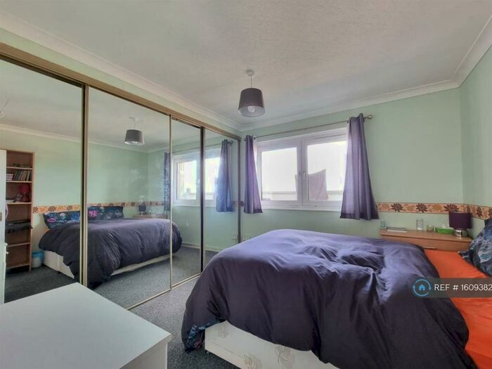 1 Bedroom Flat To Rent In Curzon Crescent, Barking, IG11