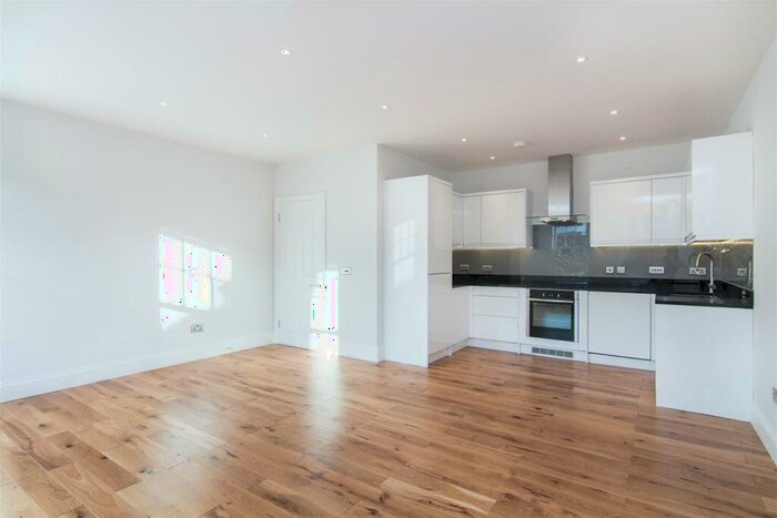 2 Bedroom Flat To Rent In Barnard Mews, Battersea, London, SW11