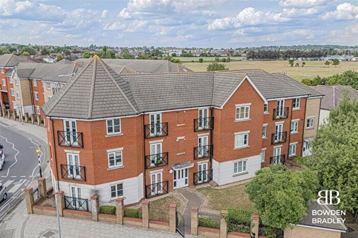 2 Bedroom Flat For Sale In Fencepiece Road, Oakside Court Fencepiece Road, IG6