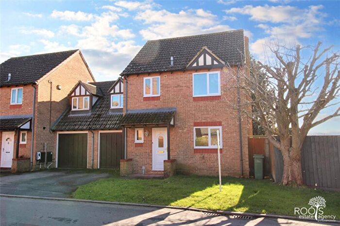 4 Bedroom Link Detached House For Sale In Hurford Drive, Thatcham, Berkshire, RG19