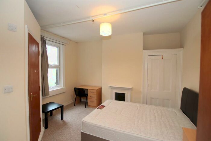 3 Bedroom Flat To Rent In Wellsway, BA2