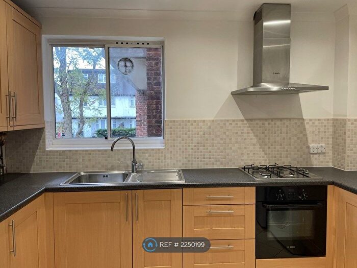 2 Bedroom Flat To Rent In The Gables, London, N12