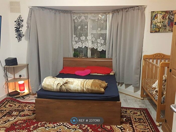 2 Bedroom Flat To Rent In Parklands Court, Hounslow, TW5