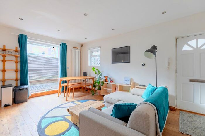 1 Bedroom Property To Rent In Hollydale Road, London . All Bills Included (Lndn-H), Ol59