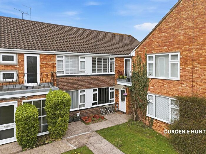 2 Bedroom Apartment For Sale In Russell Road, Buckhurst Hill, IG9