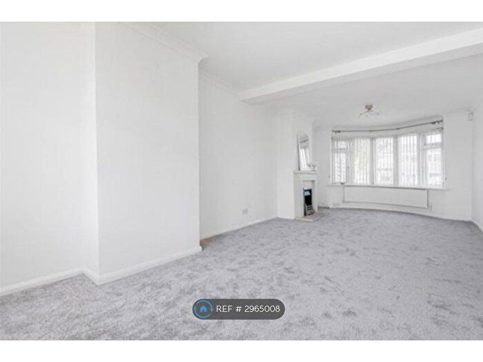 4 Bedroom Semi-Detached House To Rent In Clewer Hill Road, Windsor, SL4