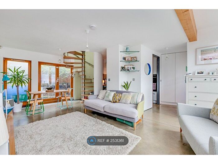 2 Bedroom Semi-Detached House To Rent In Aden Grove, London, N16