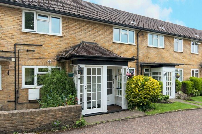 2 Bedroom Flat To Rent In Belvedere Close, Esher, KT10