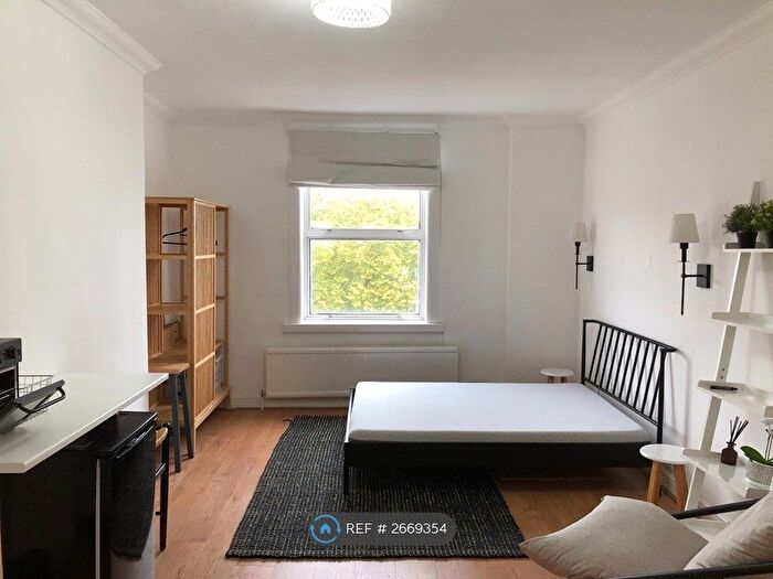 Studio To Rent In Lancaster Gate, London, W2