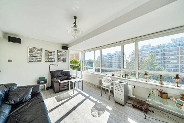 2 Bedroom Flat For Sale In Churchill Gardens, Pimlico, London, SW1V