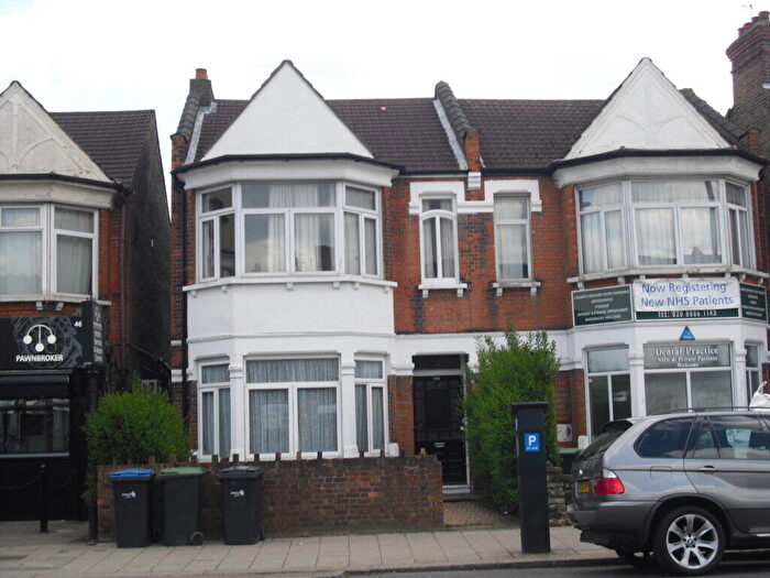 3 Bedroom Flat To Rent In A Green Lanes, N13