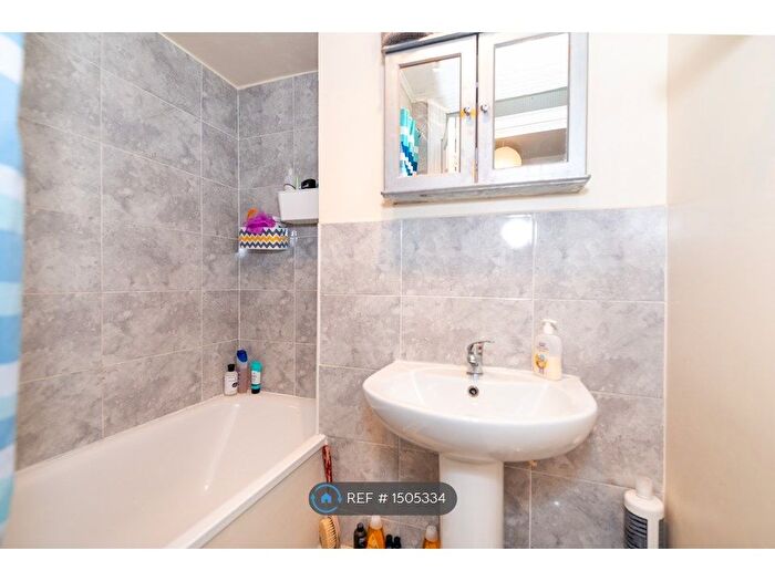3 Bedroom Flat To Rent In Tooting, London, SW17