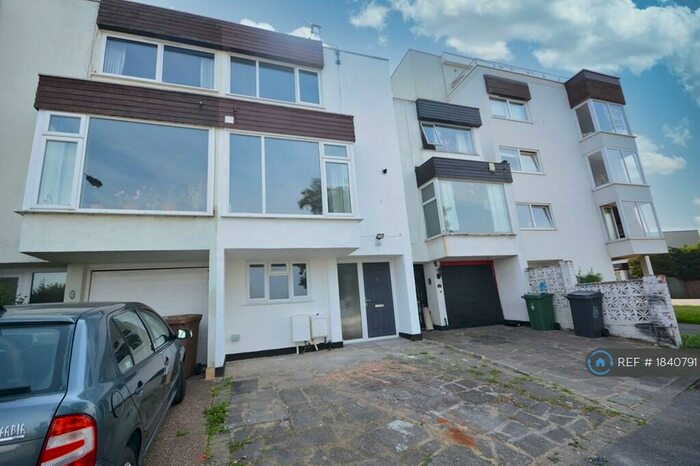 3 Bedroom Flat To Rent In Echo Heights, Chingford, E4