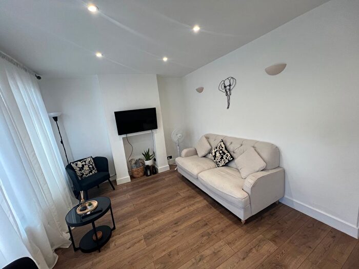 2 Bedroom Maisonette To Rent In Badlis Road, Walthamstow, E17