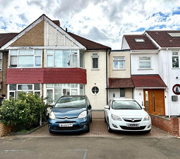 4 Bedroom End Of Terrace House For Sale In Southcote Avenue, Feltham, TW13