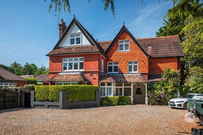 2 Bedroom Flat For Sale In Cedar House, Pinewood Road, Branksome Park, BH13