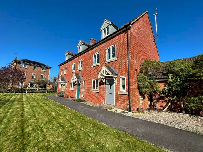 3 Bedroom Semi-Detached House To Rent In North Swindon, SN25